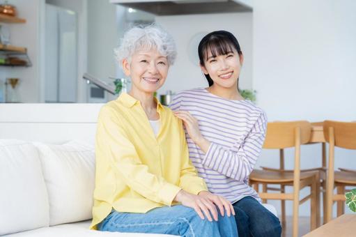 リビングでくつろぐ孫と祖母 リビングでくつろぐ孫と祖母 家族,シニア,女性の写真素材