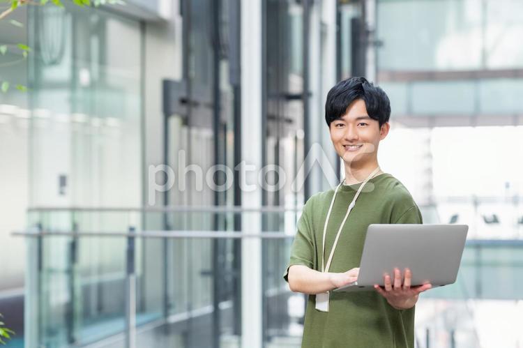 オフィスで働く若いエンジニア エンジニア,オフィス,パソコンの写真素材