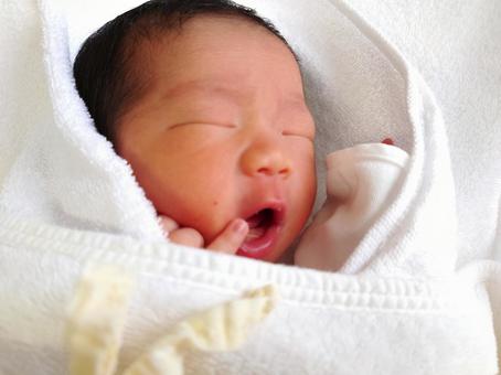あくびをする赤ちゃん あくびをする赤ちゃん 赤ちゃん,生まれたて,眠るの写真素材