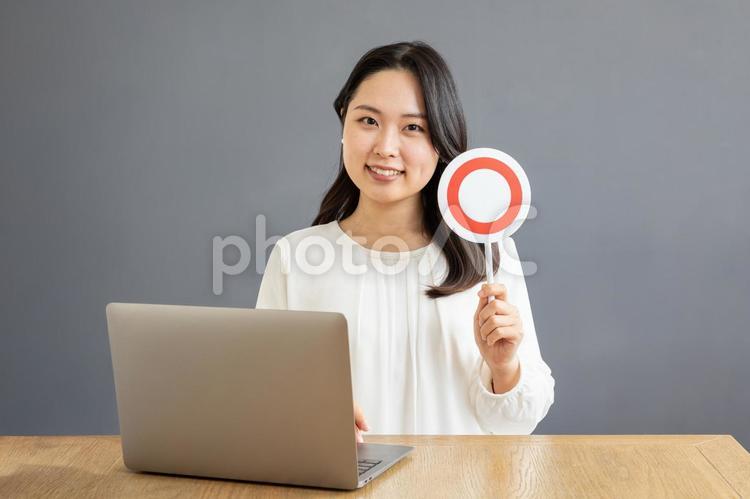 マル印を出すPC前のアジア人女性01 女性,ポーズ,okの写真素材
