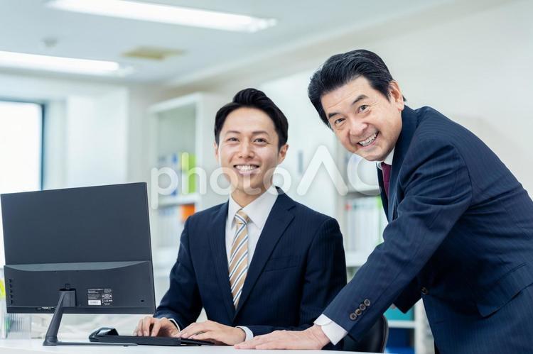 オフィスで働くビジネスマン オフィス,ビジネスマン,ビジネスの写真素材