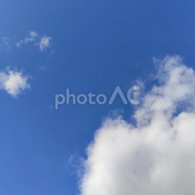 青い空　白い雲　背景　 白い,雲,青いの写真素材