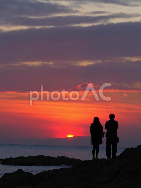 カップルのシルエットと海の夕日 夕日,夕暮れ,デートの写真素材