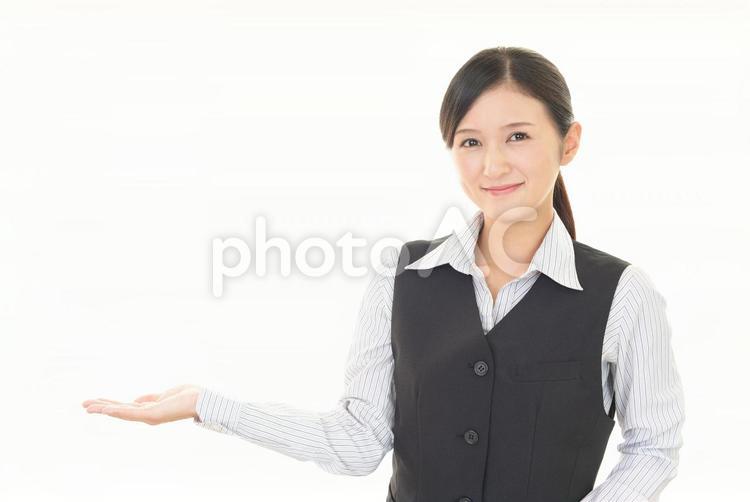 掌を見せる笑顔のビジネスウーマン 女性,ビジネスウーマン,女の写真素材