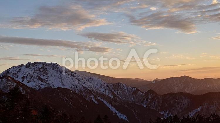 岐阜県-西穂高口駅から望む焼岳と夕焼け 焼岳,山,ロープウェイの写真素材