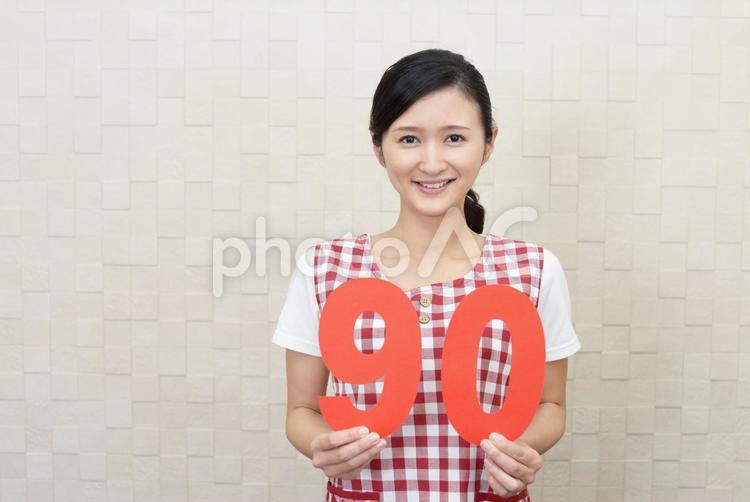女性　エプロン姿　数字　９０ 主婦,ママ,お母さんの写真素材