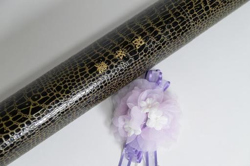 和風の卒業証書筒と淡い紫のコサージュ 和風の卒業証書筒と淡い紫のコサージュ 卒業,修了,卒業式の写真素材