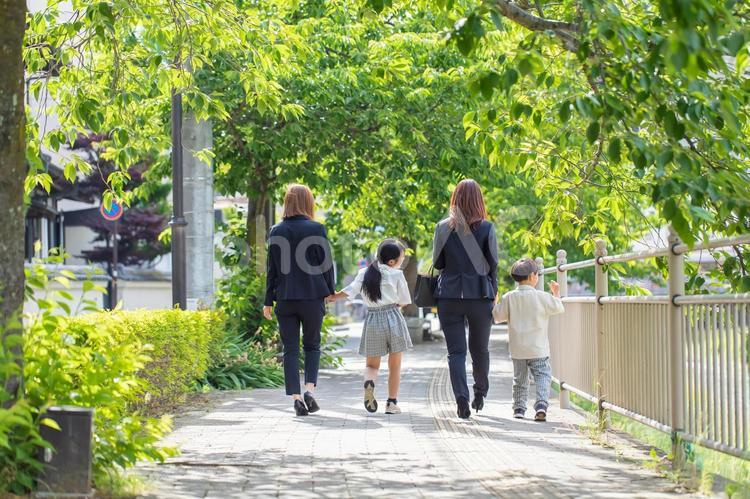 子どもと歩く働くママ　 通勤,お受験,受験の写真素材