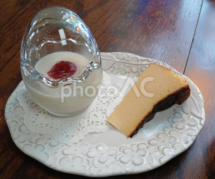 卵の器でブランマンジェ、チーズケーキ ブランマンジェ,卵,冷菓の写真素材