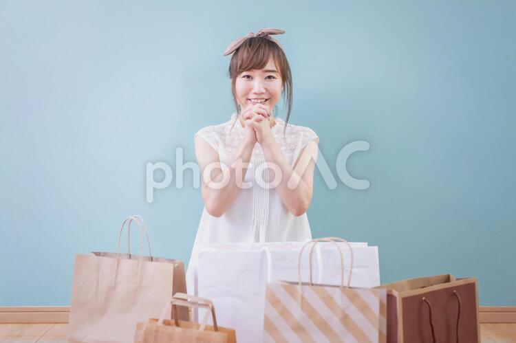 たくさん買い物をした女性（爆買い） 通販,買い物,ネットショッピングの写真素材
