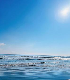 太陽の光に輝く海 太陽の光に輝く海 海,砂浜,太陽の写真素材