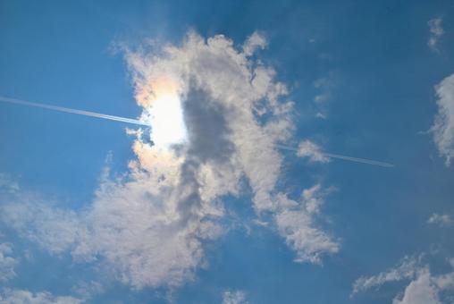 太陽と飛行機雲 太陽と飛行機雲の写真