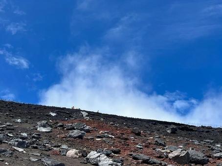 青空と岩場の登山道 青空と岩場の登山道の写真