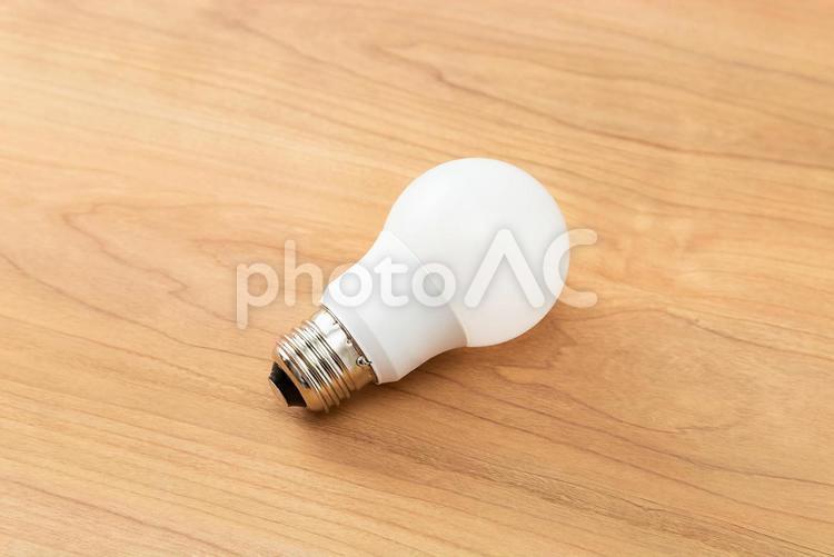 木目背景にLED電球 電球,照明,エコの写真素材