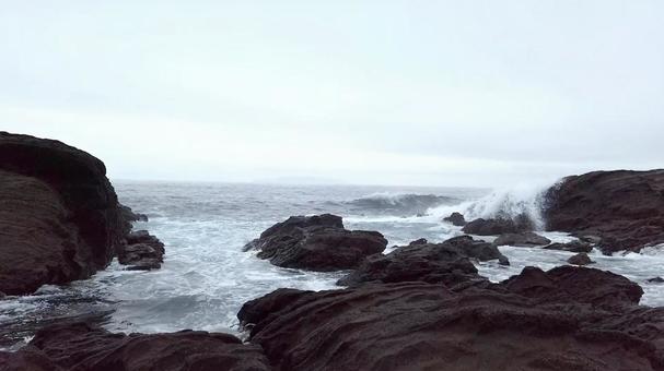 打ち付ける波 打ち付ける波 海,波,岩の写真素材