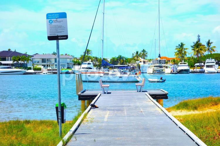 向き合うベンチのある桟橋 ベンチ,桟橋,ロマンチックの写真素材