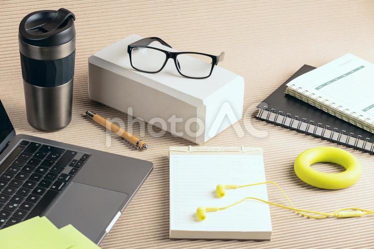 開いたパソコンの近くに置かれたメガネやノート ノートパソコン,メガネ,コーチングの写真素材