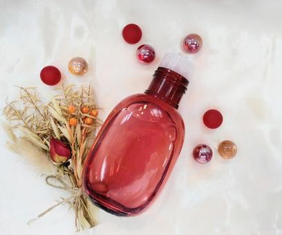 可愛いフォルムの赤い化粧水ボトル  コスメ,化粧品,ボトルの写真素材