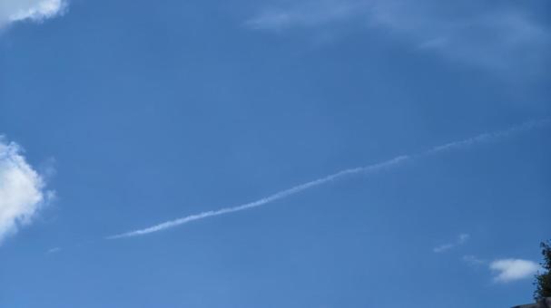 真夏の青空を横切る飛行機雲 真夏の青空を横切る飛行機雲の写真