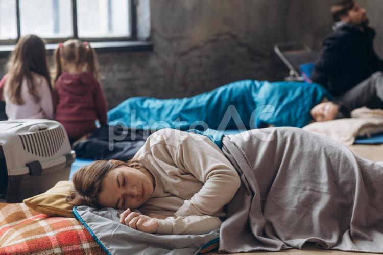 寝転ぶ女性と女の子の後ろ姿 女性,女の子,人物の写真素材