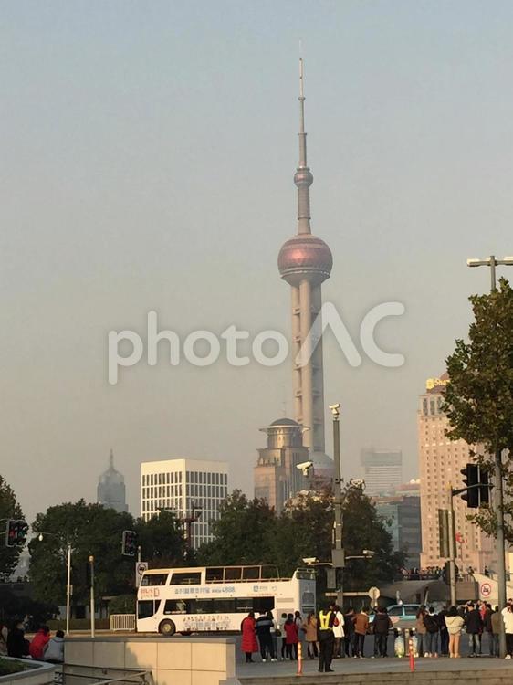 上海タワーとビル群 上海,電波塔,ビルの写真素材
