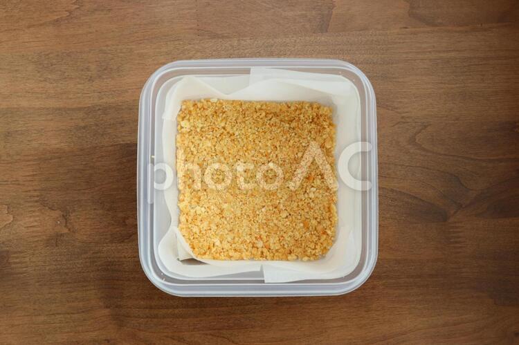 クッキー生地を敷き詰める スイーツ,チーズケーキ,手作りの写真素材