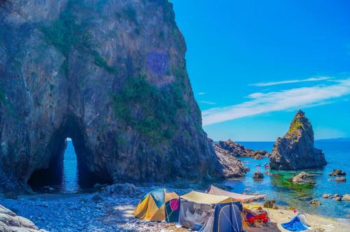 キャンプと海の岩場 キャンプと海の岩場の写真