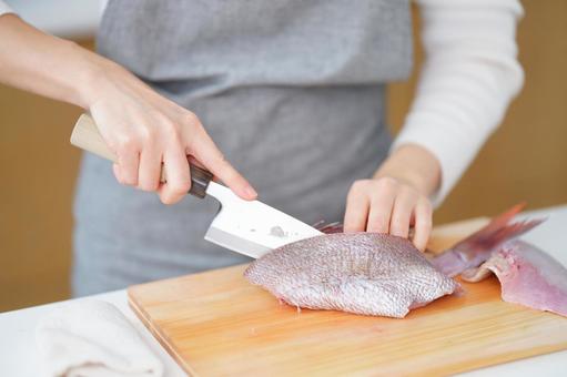 鯛の三枚おろしをしている人の手 鯛の三枚おろしをしている人の手 魚,料理,鯛の写真素材