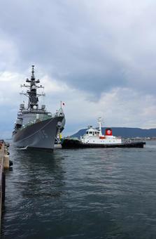９月下旬の高松港に寄港する護衛艦いなづま 護衛艦いなづま,海上自衛隊,寄港の写真素材