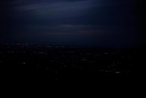闇夜にきらめく街の光 夜景,夜,夜空の写真素材