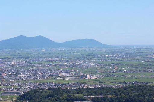 弥彦山と角田山 越後平野 弥彦山と角田山 越後平野 山,空,青の写真素材