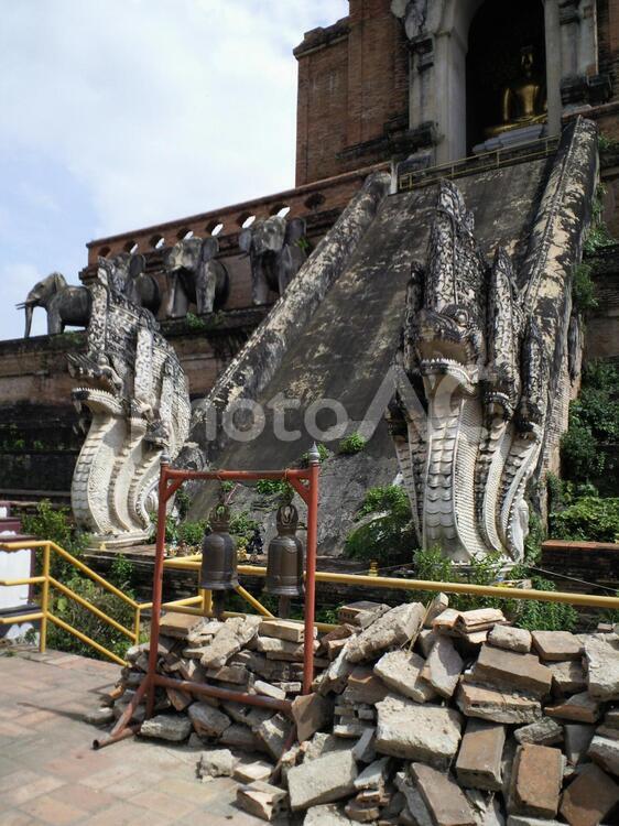 チェンマイ（タイ北部の観光地）市内の寺院（ワット・チェディールアン） タイ,チェンマイ,ワットの写真素材