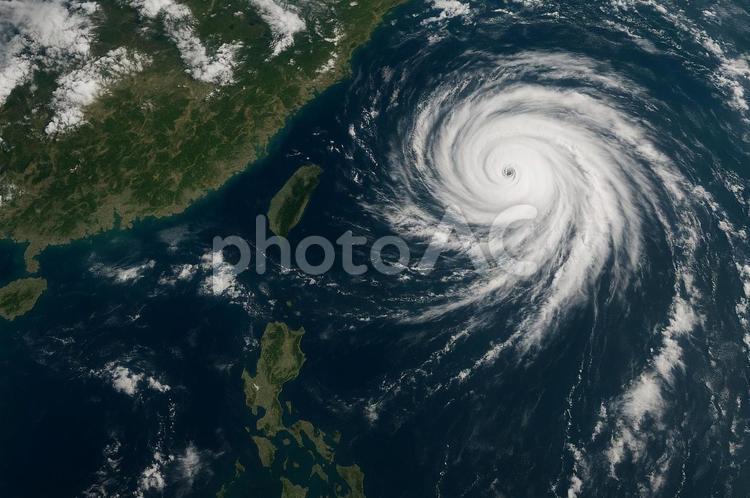 宇宙から見た巨大な台風 台風,宇宙,地球の写真素材