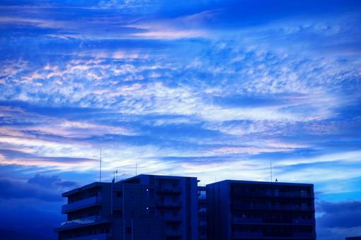 幻想的な夕暮れの空と街並み 幻想的な夕暮れの空と街並みの写真