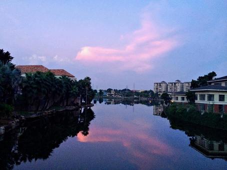 住宅地の池と夕方の空 中国広東省 住宅地の池と夕方の空 中国広東省の写真