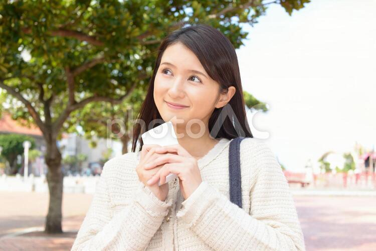 スマートフォンを持つ笑顔の女性 女性,スマートフォン,女の写真素材
