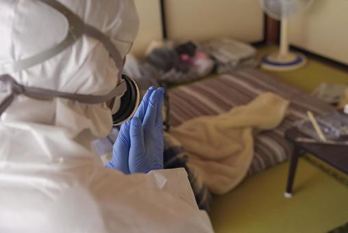 ゴミ屋敷清掃現場の防護服作業員 ゴミ屋敷清掃現場の防護服作業員 特殊清掃,清掃作業,清掃サービスの写真素材