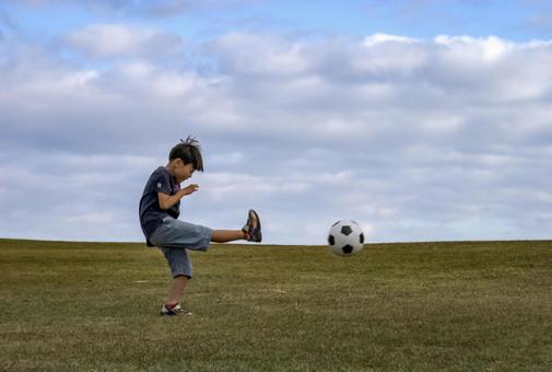 ＜素材＞山頂で元気にサッカーをする男の子 子供,サッカー,運動の写真素材