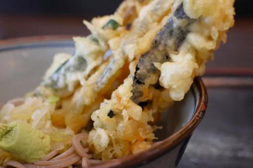 飲食店の野菜天ぷらぶっかけそば 飲食店の野菜天ぷらぶっかけそばの写真