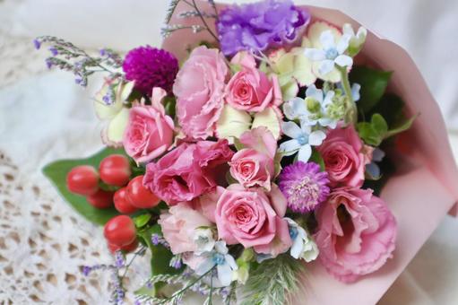 カラフルな花束とホワイトキルティング カラフルな花束とホワイトキルティング 秋,花,花束の写真素材