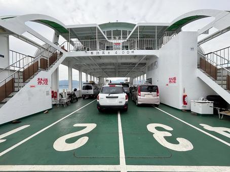 カーフェリーに乗船 フェリー,車,甲板の写真素材