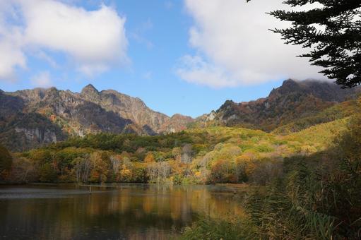 飯綱高原鏡池 飯綱高原鏡池 飯綱高原,鏡池,紅葉の写真素材