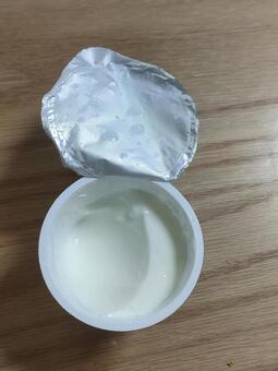蓋を開けたカップ入りヨーグルト ヨーグルト,乳製品,朝食の写真素材