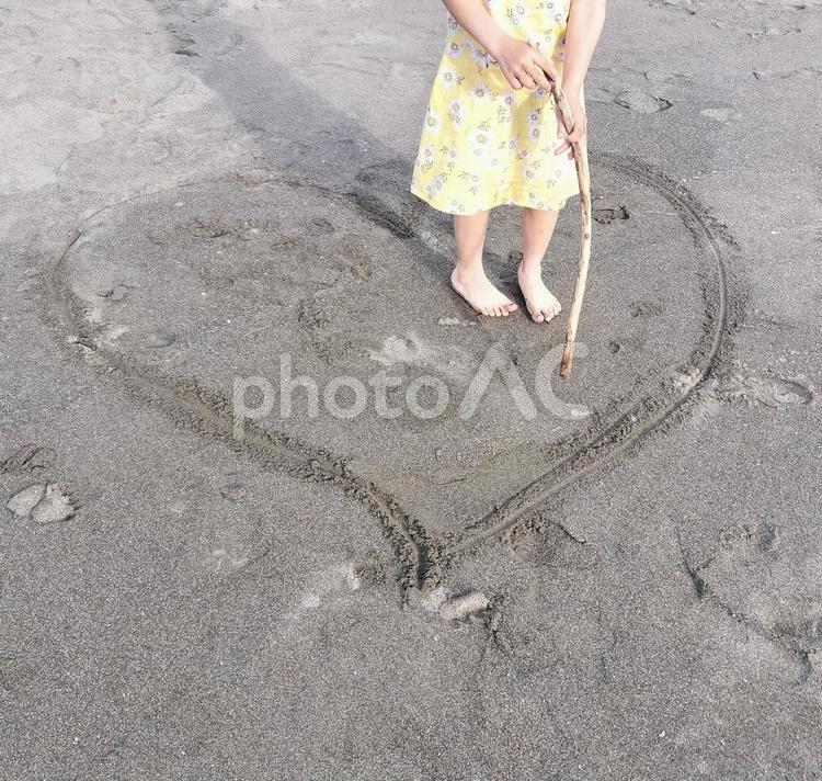 子供　砂遊びハート　海 海,砂遊び,ハートの写真素材