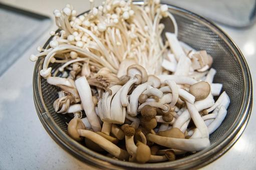 冬のお鍋の具材 きのこ類多め 台所で 冬のお鍋の具材 きのこ類多め 台所で 鍋,具材,野菜の写真素材