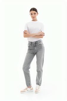 腕組みをしている半袖の女性 腕組みをしている半袖の女性の写真