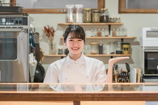 カフェ・飲食店の厨房で働く調理師の女性 カフェ・飲食店の厨房で働く調理師の女性 調理師,コック,シェフの写真素材