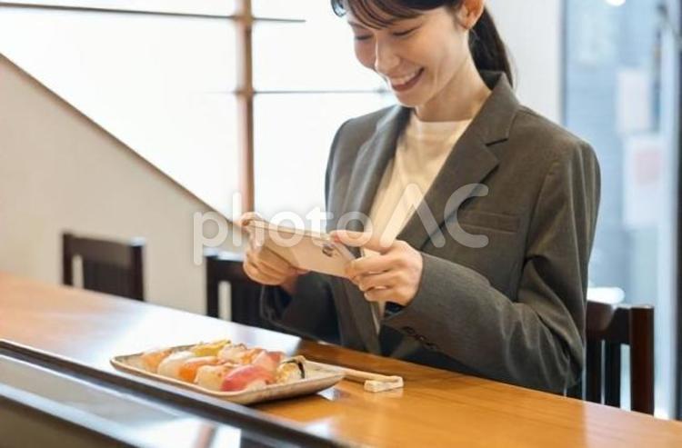 料理の写真を撮る女性客 女性,写真,撮るの写真素材