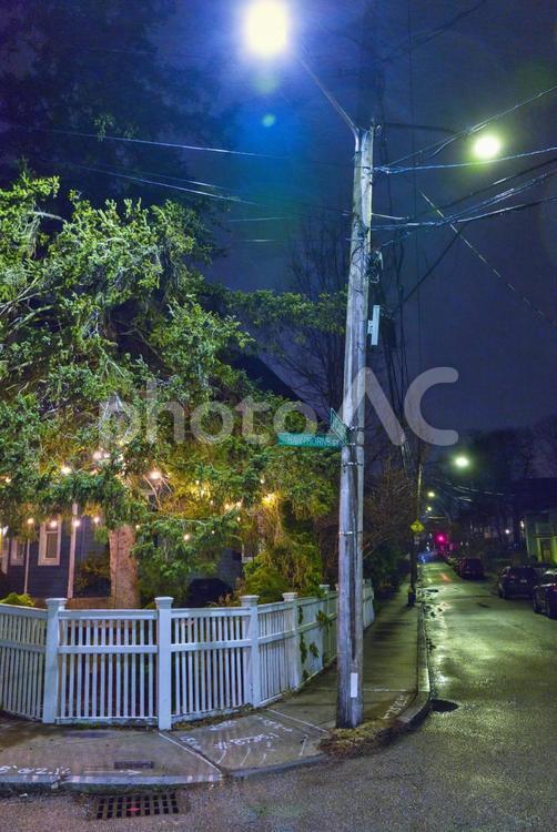 夜の海外の電柱と街灯 交通,雨,路面の写真素材