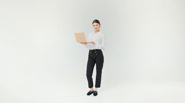 カメラ目線で微笑みパソコンを持っている女性 カメラ目線で微笑みパソコンを持っている女性 女性,微笑む,ノートパソコンの写真素材